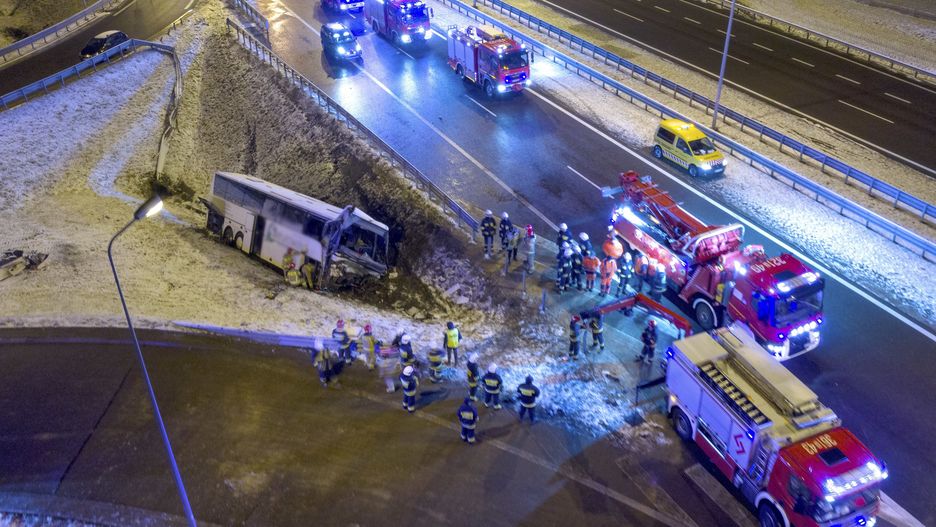 Kaszyce, 22.03.2021. Akcja wyciągania wraku ukraińskiego autobusu na autostradzie A4 w miejscowości Kaszyce (woj. podkarpackie), 22 bm. Pojazd uderzył w bariery na końcu pasa zjazdowego na MOP Kaszyce, a następnie przewrócił się do rowu. Straż podała informację o jednej ofierze śmiertelnej. Kilku pasażerów zostało rannych. (aldg) PAP/Darek Delmanowicz