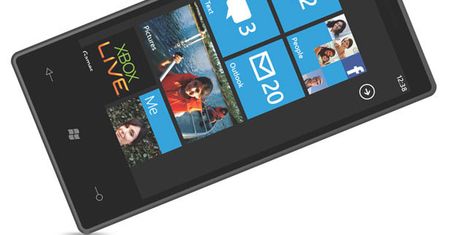 Microsoft wbija Nokii nóż w plecy. Własny smartfon z Windows Phone 8 coraz bliżej?