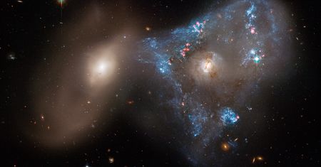 Galaktyki są spiralne, eliptyczne, nieregularne. A ta skąd się wzięła? Ma kształt trójkąta