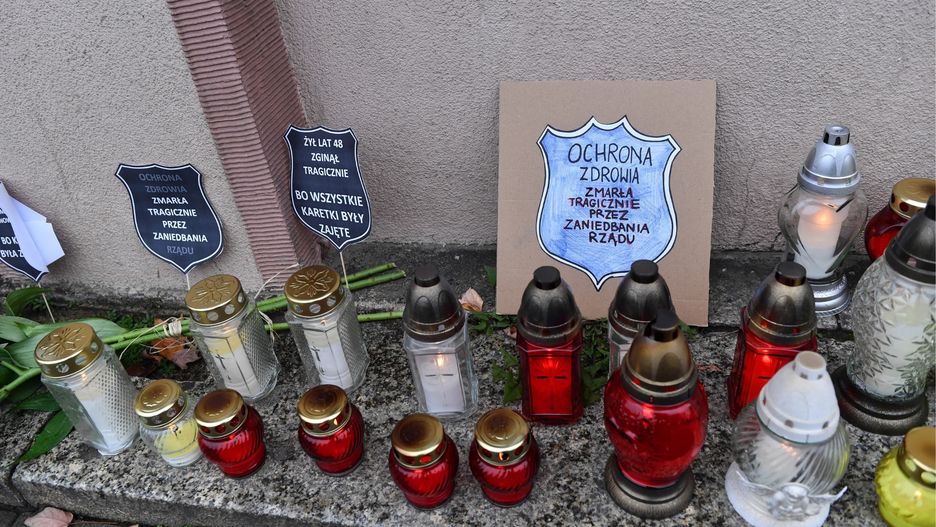 znicze przed szpitalem