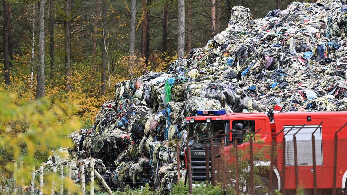 Miejsce pożaru składowiska tekstyliów w Kamieńcu (pow. lęborski)