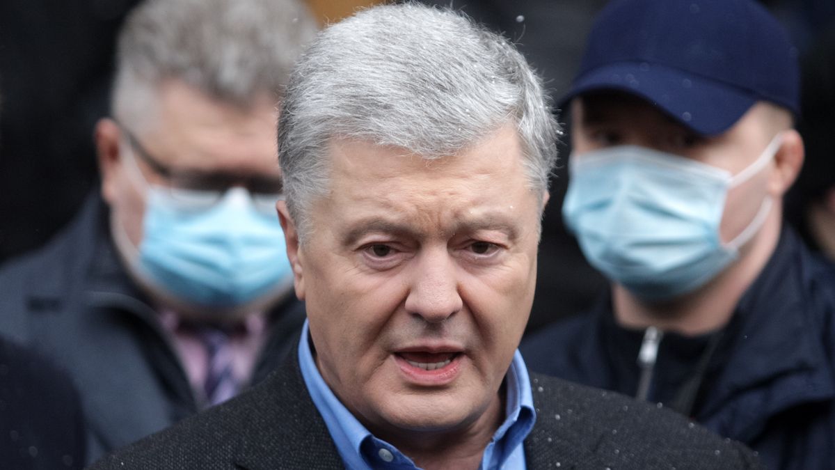 Ex -President Of Ukraine Petro Poroshenko Summoned To State Bureau Of InvestigationEx-President of Ukraine Petro Poroshenko talks to journalists at the entrance to State Bureau of Investigation in Kyiv, Ukraine 31 January 2022. Poroshenko stated that he would not give any evidence. Ex-President of Ukraine Petro Poroshenko was summoned to State Bureau of Investigation for questioning over so called 'coal case', according to local media. (Photo by STR/NurPhoto via Getty Images)NurPhotonurphoto, general news, kyiv - ukraine, janaury 31, 31th january 2022, ex president, poroshenko