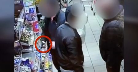Wyciągnął broń w Żabce. Atak na Ukraińców. Pokazali nagranie