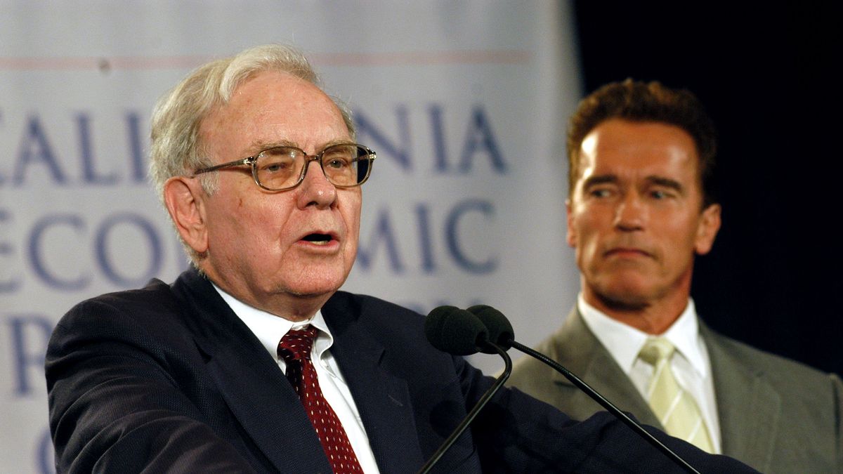 Arnold Schwarnegger Economic Recovery Council Plan - Press Conference
Warren Buffett and Republican gubernatorial candidate Arnold Schwarzenegger. (Photo by Steve Grayson/WireImage)
Steve Grayson
2 Shot