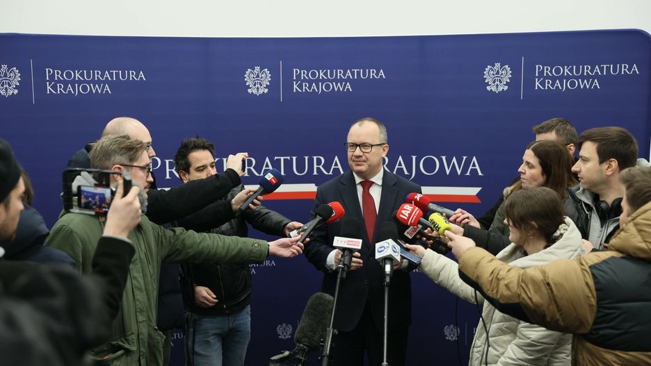 Sytuacja w Prokuraturze Krajowej
Fot. Mateusz Grochocki/East News. Warszawa, 15.01.2024. Siedziba Prokuratury Krajowej przy ul. Postepu. Od piatku trwa spor prawy o to kto pelni funkcje Prokuratura Krajowego. W piatek 12 bm. minister sprawiedliwosci uznal, ?e przywrocenie do sluzby czynnej Dariusza Barskiego zostalo dokonane z naruszeniem przepisow i powierzyl obowiazki Jackowi Bilewiczowi. Z ta decyzja nie zgadzaja sie zastepcy prok. Barskiego.
N/z: oswiadczenie ministra sprawiedliwosci Adama Bodnara w siedzibie PK.
Mateusz Grochocki