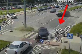 O włos od tragedii na pasach. Uderzony Mercedes pędził prosto w wózek