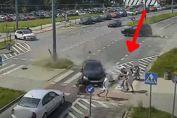 O włos od tragedii na pasach. Uderzony Mercedes pędził prosto w wózek