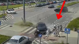 O włos od tragedii na pasach. Uderzony Mercedes pędził prosto w wózek