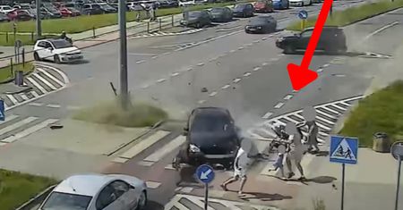 O włos od tragedii na pasach. Uderzony Mercedes pędził prosto w wózek