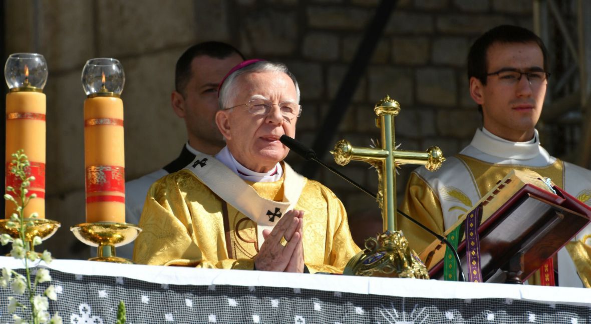 Abp Marek Jędraszewski. To metropolita krakowski mówił kilkanaście dni temu: "Jako wspólnota Kościoła mamy prawo, by dziękować za życie pana prezydenta Lecha Kaczyńskiego i pana prezesa Jarosława Kaczyńskiego. To nasz obowiązek dziękować Panu Bogu za nich"