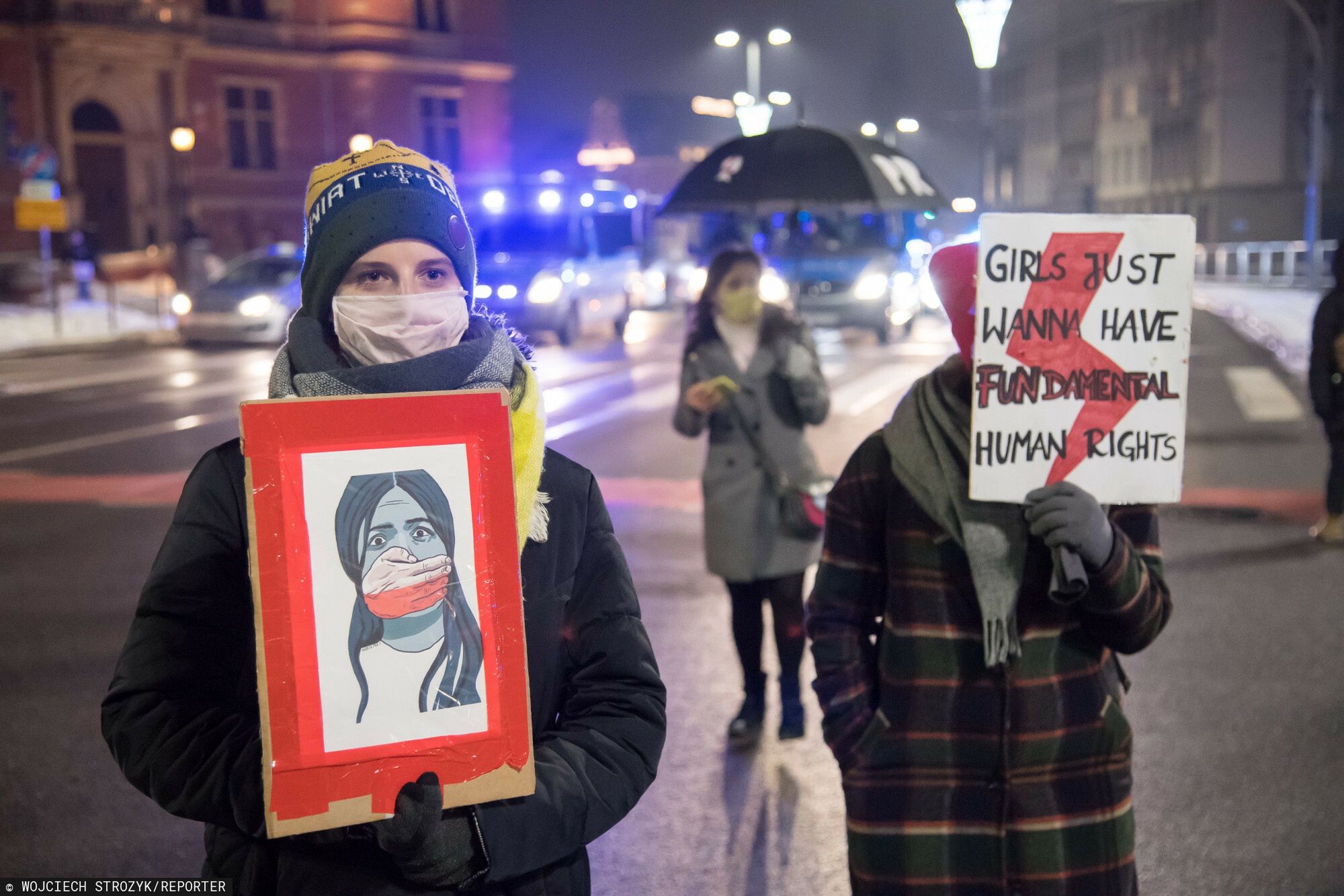 "Wysokie Obcasy" w ogniu krytyki za artykuł o stylizacjach na protesty