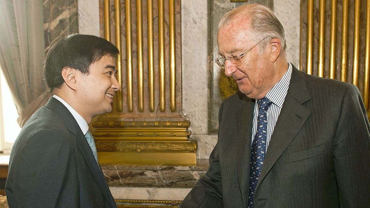 Na zdjęciu po prawej Albert II z premierem Filipin Vejjajivem Abhisitem, 2010 rok