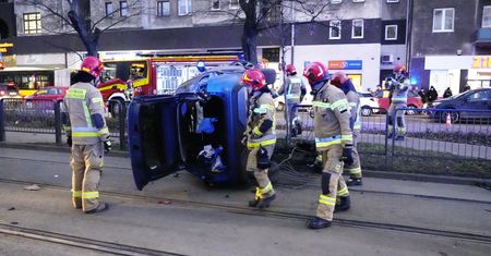 Wypadek w Warszawie. Auto wylądowało na torach
