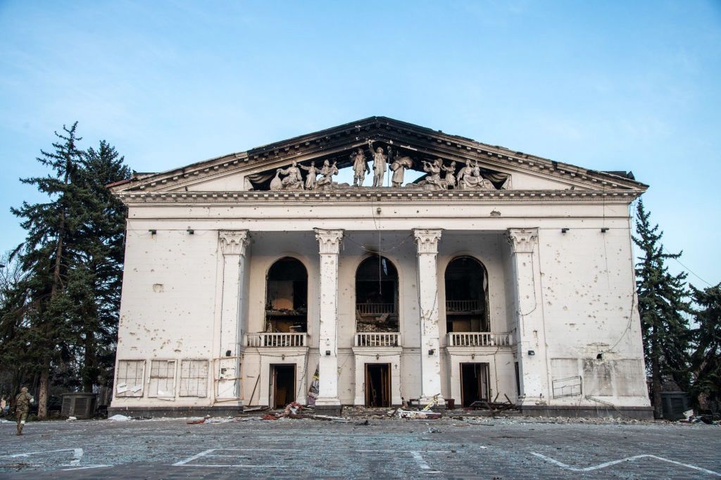 Zniszczony Teatr Dramatyczny w Mariupolu