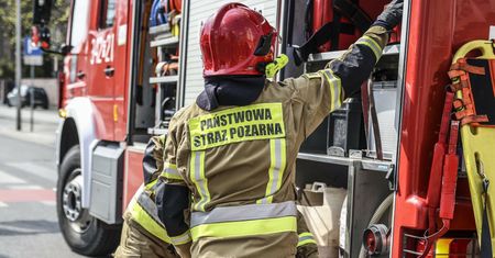Groźny wypadek na S7 w Sękocinie Starym. Auto dachowało