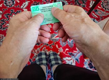 Nie każdy senior o tym wie. To umożliwia legitymacja emeryta