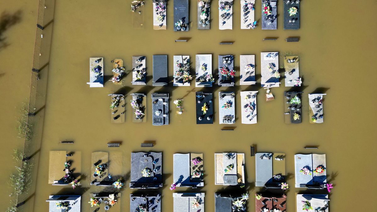 Malopolska walczy z podtopieniami. Podtopiony cmentarz w Brzeszczach.
fot. Jakub Wlodek / Agencja Wyborcza.pl
Fot. Jakub Wlodek / Agencja Wyborcza.pl

