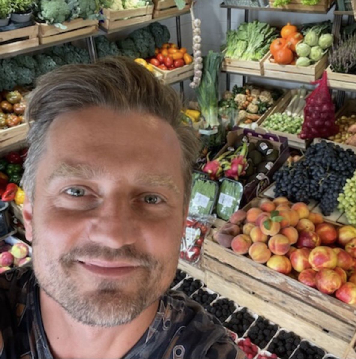 Marcin Rogacewicz prowadzi warzywniak
