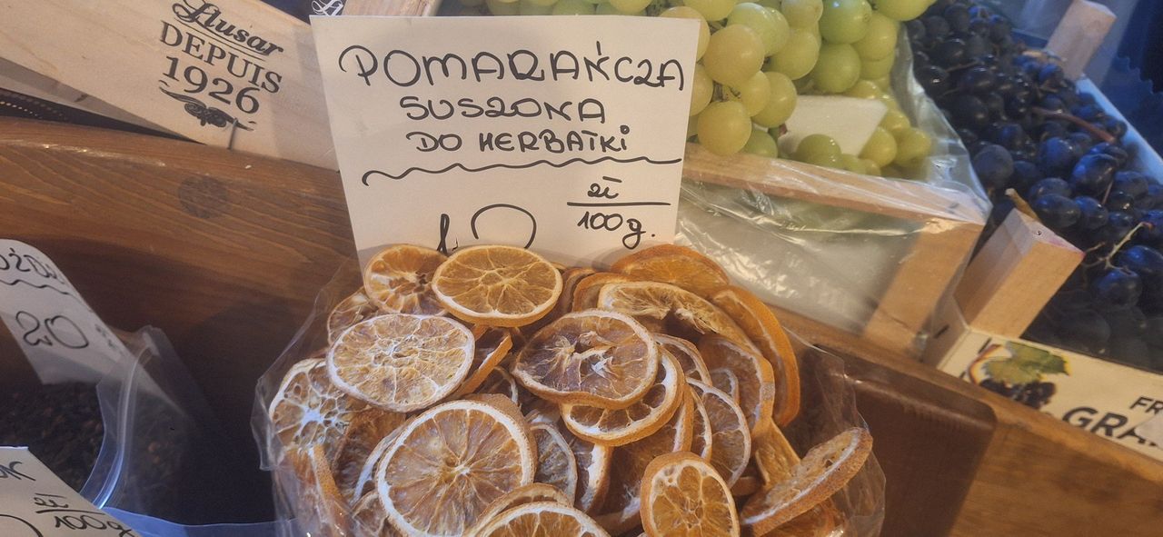 Skarżysko-Kamienna: Ceny owoców i warzyw na targowisku Nowy Manhattan. Jabłka, pomidory i mnóstwo suszonych owoców i... truskawki