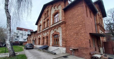 Martwy mężczyzna w mieszkaniu księdza. "Odmówił podania jego danych"