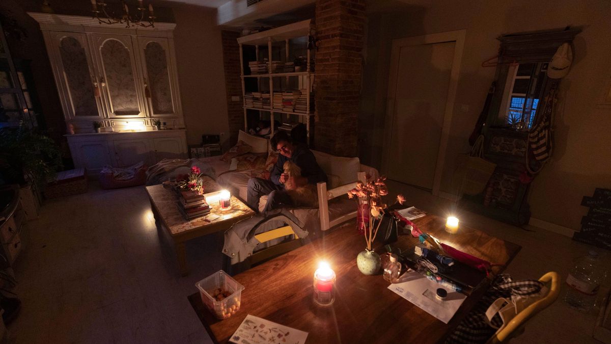 Spain and Portugal hit by massive power blackout
epa12061317 Nacho, a resident, plays with his pet inside his home lit with candles amid a power outage, in Murcia, Spain, 28 April 2025. A power blackout hit large parts of Spain and spread to neighbouring Portugal and France, disrupting transport systems, internet connections and daily life, according to authorities. The exact cause of the outage is unknown.  EPA/MARCIAL GUILLEN 
Dostawca: PAP/EPA.
MARCIAL GUILLEN
outage, blackout, spain, dark, street