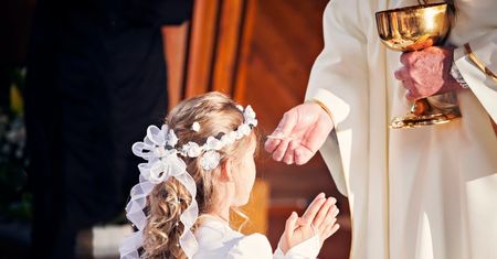 Czy dziecko rodziców po rozwodzie może iść do komunii? Ksiądz odpowiada