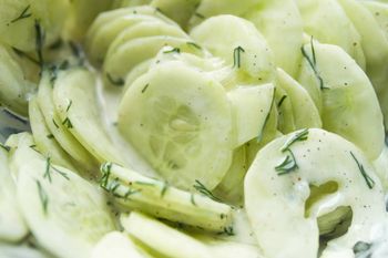 Mizeria po szwedzku – chłodna, kremowa, wyśmienita! Ta sałatka rozkręci każdy grill i obiad. Nie przestaniesz jej robić