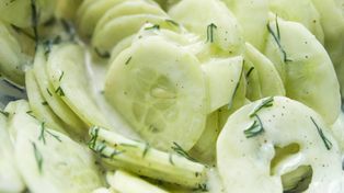 Mizeria po szwedzku – chłodna, kremowa, wyśmienita! Ta sałatka rozkręci każdy grill i obiad. Nie przestaniesz jej robić