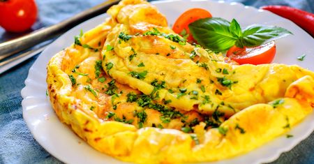 Tak zrobisz idealny omlet. Urośnie i będzie puszysty