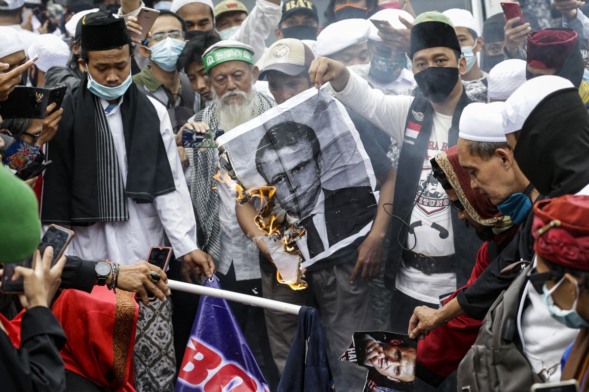 Francja. Emmanuel Macron zagrożony? Al-Kaida grozi zemstą. W Bangladeszu palono podobizny prezydenta