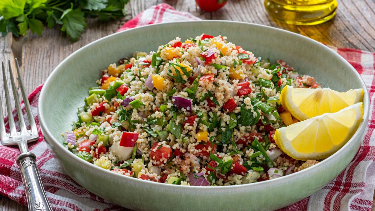 Świeże liście mięty pieprzowej dodane do sałatek, sosów jogurtowych, lemoniad oraz herbat wspierają trawienie.