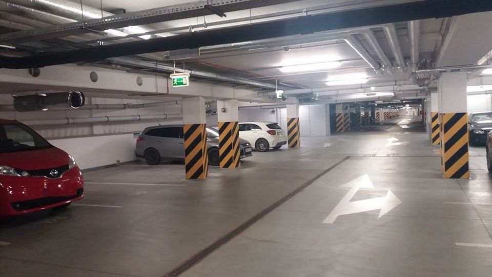 Parkingi biurowe świecą pustkami, a kierowcy i tak parkują na trawnikach.