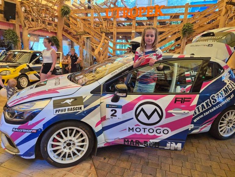 Martyna Błanik ściga się Renault Clio
