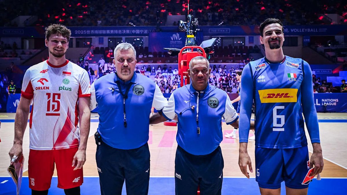 Materiały prasowe / Volleyball World / Na zdjęciu: Jakub Kochanowski, sędziowie i Simone Giannelli