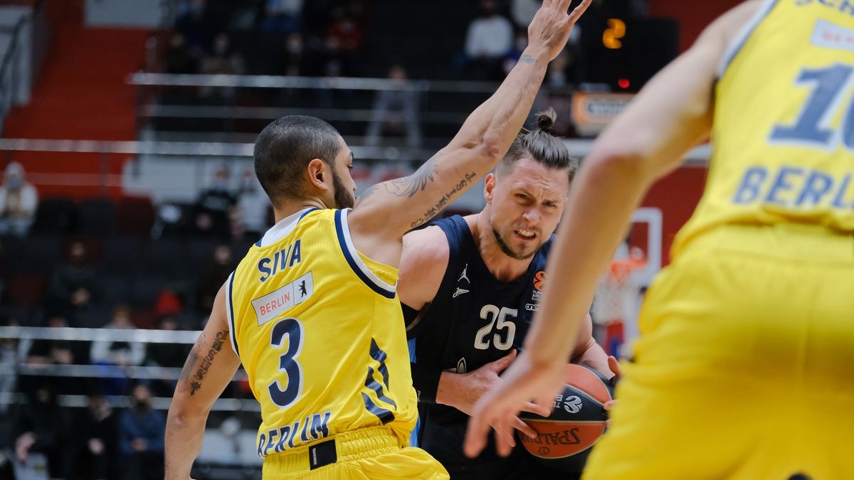 Zdjęcie okładkowe artykułu: Getty Images / Sergey Grachev/Euroleague Basketball / Na zdjęciu: Mateusz Ponitka (z piłką)