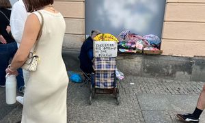 Seniorka zbiera na opał. Poruszający widok w centrum Warszawy