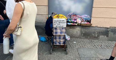 Seniorka zbiera na opał. Poruszający widok w centrum Warszawy