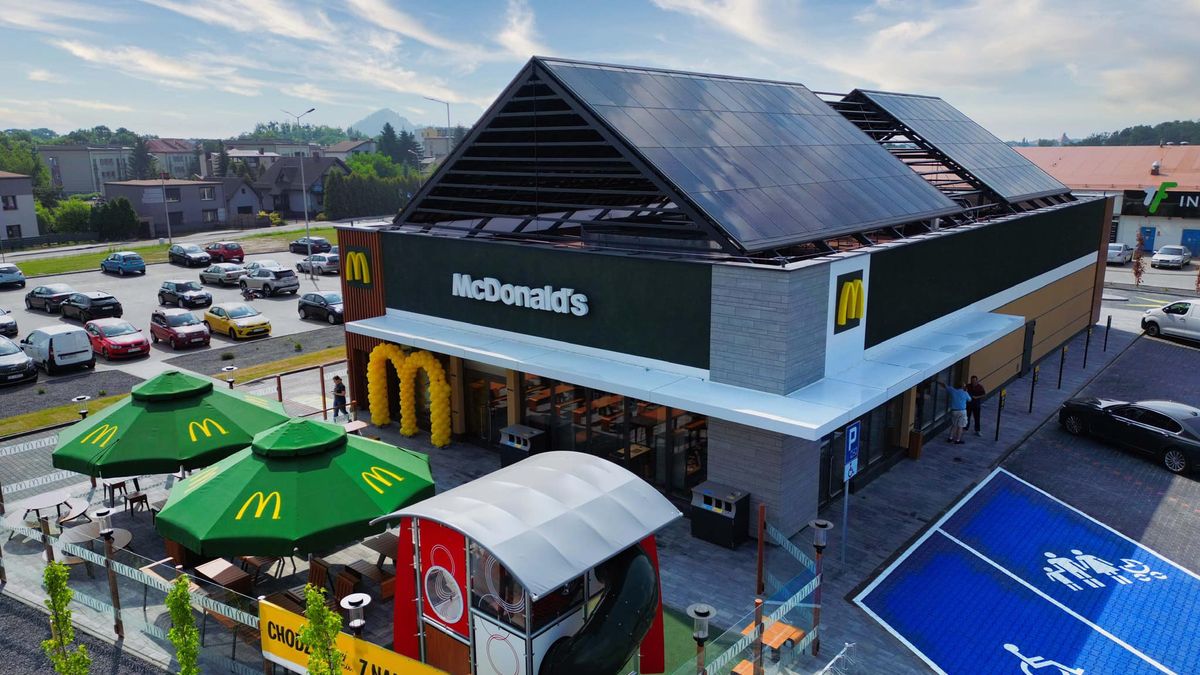 Na dachu lokalu McDonald's w Rydułtowach zamontowano panele fotowoltaiczne 
