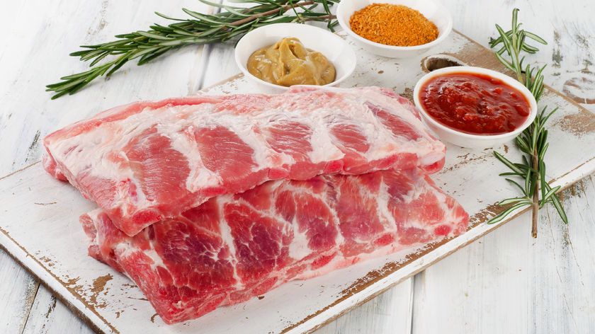 Surowe mrożone żeberka z jagnięciny nowozelandzkiej (mięso i tłuszcz)