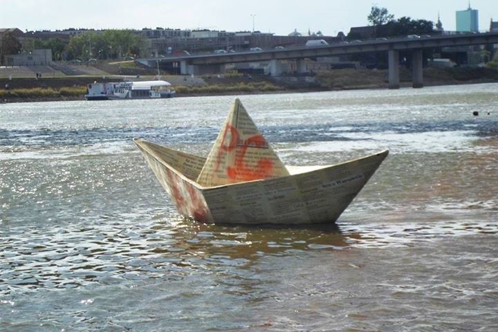 Wandale zniszczyli papierową łódeczkę dryfującą na Wiśle