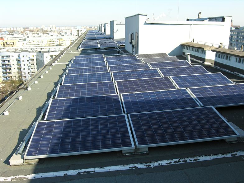 Panele słoneczne na dachach wrocławskich bloków. Rachunki pójdą w dół