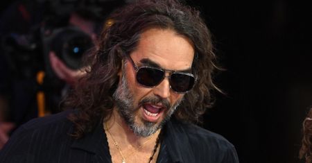 Russell Brand oskarżony o KOLEJNE gwałty i napaści seksualne. Jest nakaz aresztowania