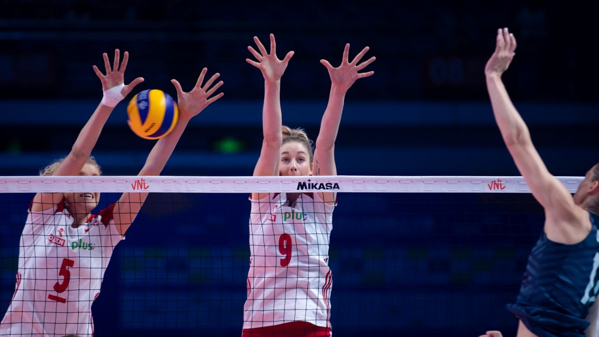 Zdjęcie okładkowe artykułu: Materiały prasowe / FIVB / Na zdjęciu: Agnieszka Kąkolewska i Magdalena Stysiak wyskakują do bloku