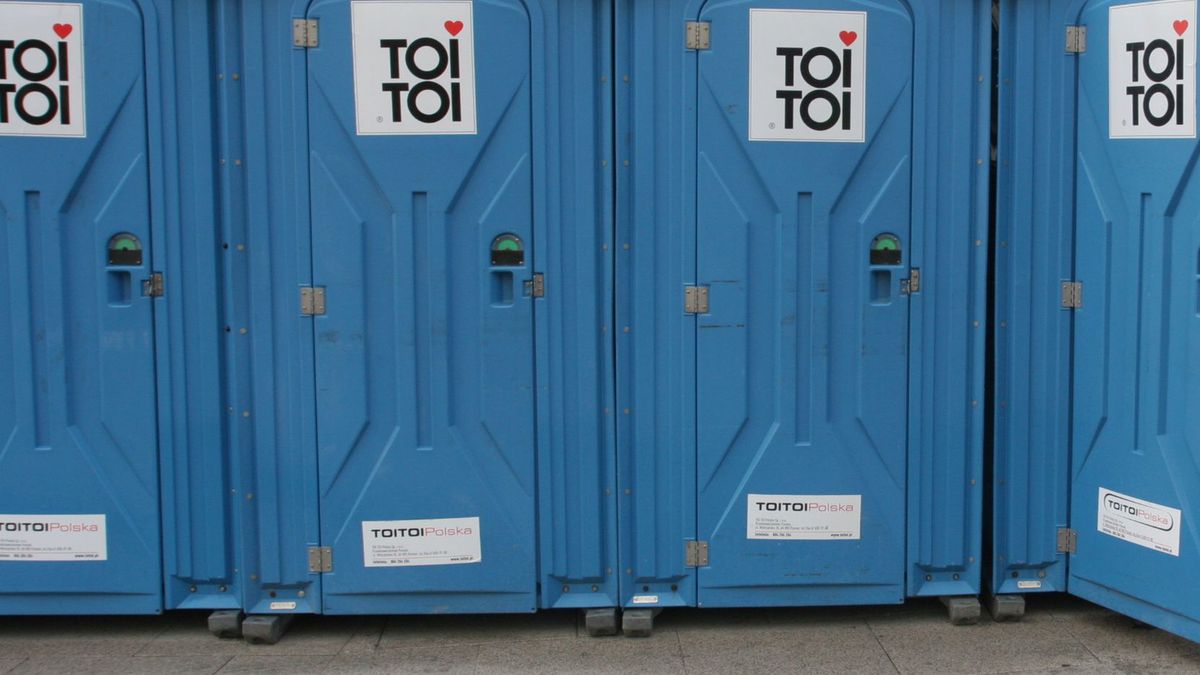 Zdjęcie okładkowe artykułu: Agencja Gazeta / Tomasz Kamiński / Na zdjęciu: toalety przenośne