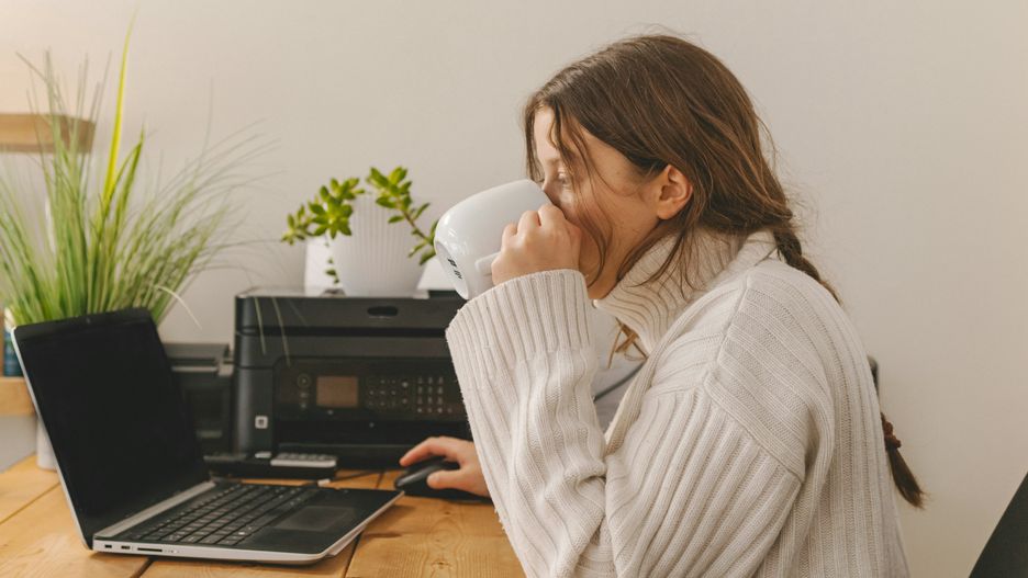 kobieta dziewczyna studentka uczennica komputer laptop drukarka urządzenie wielofunkcyjne