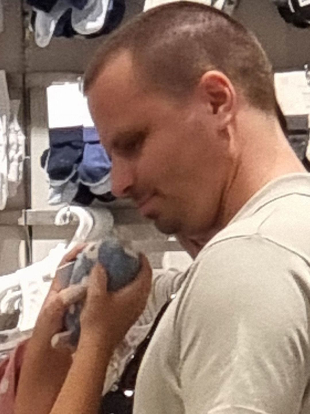 Dominika i Marcin Hakiel na komplementowaniu wyprawki 