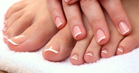 Latem wygrywa minimalizm. Ten pedicure pasuje do wszystkiego