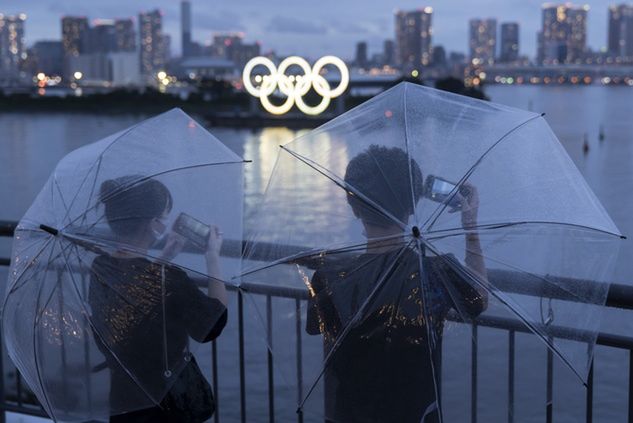 Mieszkańcy Tokio robią zdjęcia loga Igrzysk Olimpijskich (fot. Getty Images)