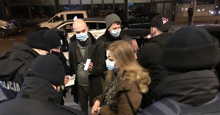 Warszawski pub działa pomimo obostrzeń. Policja bezradna
