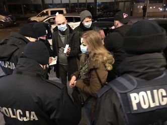 Warszawski pub działa pomimo obostrzeń. Policja bezradna